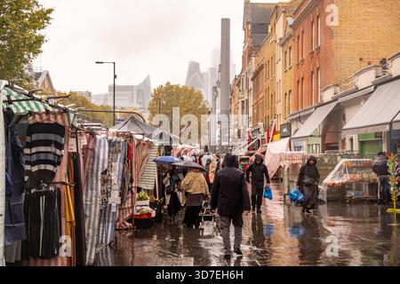 LONDON – 29. OKTOBER 2025: Whitechapel Market, Whitechapel Road – traditioneller East London Street Market an einem regnerischen Herbsttag Stockfoto