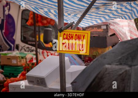 LONDON – 29. OKTOBER 2025: Whitechapel Market – Schild „Cash Only Thank You“ am traditionellen Essensstand Stockfoto