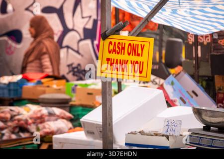 LONDON – 29. OKTOBER 2025: Whitechapel Market – Schild „Cash Only Thank You“ am traditionellen Essensstand Stockfoto