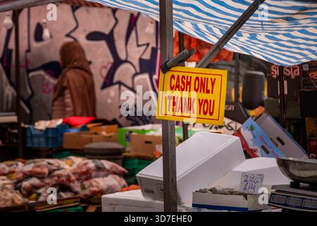 LONDON – 29. OKTOBER 2025: Whitechapel Market – Schild „Cash Only Thank You“ am traditionellen Essensstand Stockfoto