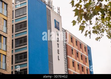 LONDON - 29. OKTOBER 2025: Ibis Budget Hotel, Whitechapel – blauer und grauer Hotelturm an der Whitechapel Road Stockfoto