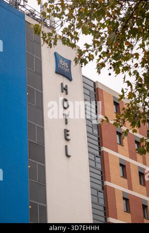 LONDON - 29. OKTOBER 2025: Ibis Budget Hotel, Whitechapel – blauer und grauer Hotelturm an der Whitechapel Road Stockfoto