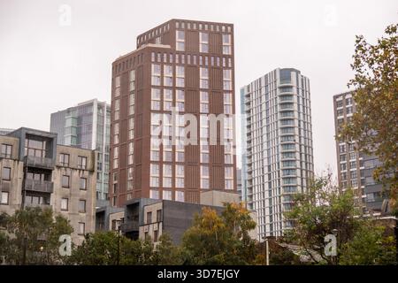 LONDON – 29. OKTOBER 2025: Aldgate E1 – moderne Hochhäuser an bewölkten Herbsttagen Stockfoto