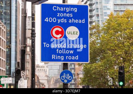 LONDON – 29. OKTOBER 2025: Whitechapel Road E1 – ULEZ und Warnschild für Staugebühren am regnerischen Herbsttag Stockfoto