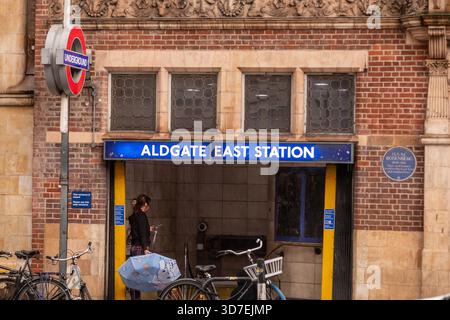 LONDON – 29. OKTOBER 2025: Aldgate East Station E1 – Pendler an regnerischen Tagen mit klassischen Londoner U-Bahn-Roundels Stockfoto