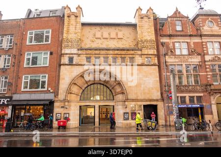 LONDON - 29. OKTOBER 2025: Whitechapel Art Gallery E1 – Eingang an regnerischen Tagen neben der U-Bahn-Station Aldgate East Stockfoto