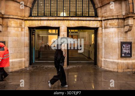 LONDON - 29. OKTOBER 2025: Whitechapel Art Gallery E1 – Eingang an regnerischen Tagen neben der U-Bahn-Station Aldgate East Stockfoto