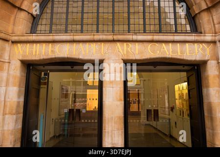 LONDON - 29. OKTOBER 2025: Whitechapel Art Gallery E1 – Eingang an regnerischen Tagen neben der U-Bahn-Station Aldgate East Stockfoto