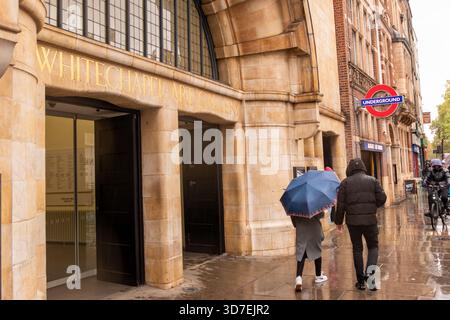 LONDON - 29. OKTOBER 2025: Whitechapel Art Gallery E1 – Eingang an regnerischen Tagen neben der U-Bahn-Station Aldgate East Stockfoto