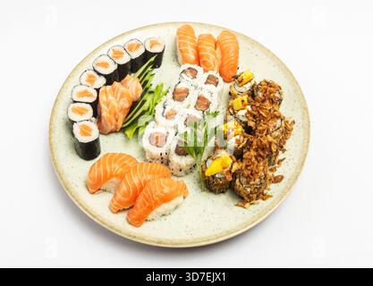 Gemischte Sushi-Platte Moriawase-Mahlzeit auf Teller im japanischen Restaurant auf weißem Hintergrund Stockfoto