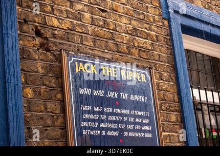 LONDON – 29. OKTOBER 2025: Whitechapel E1 – „Wer war Jack the Ripper?“ Informationstafel an einer Ziegelmauer im Regen Stockfoto