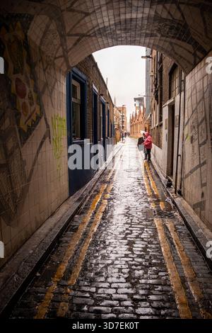 LONDON – 29. OKTOBER 2025: Whitechapel E1 – „Wer war Jack the Ripper?“ Informationstafel an einer Ziegelmauer im Regen Stockfoto