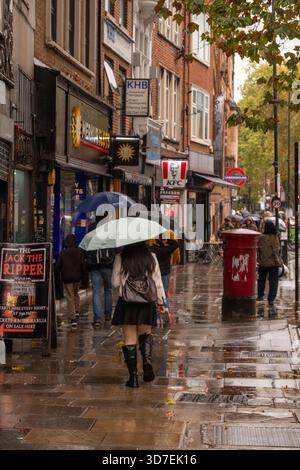 LONDON – 29. OKTOBER 2025: Whitechapel Road E1 – Portrait von Fußgängern an regnerischen Herbsttagen Stockfoto
