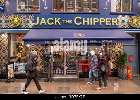 LONDON – 29. OKTOBER 2025: Whitechapel Road E1 – Jack the Chipper Traditional Fish and Chips Shop in Whitechapel Stockfoto
