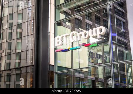 LONDON – 2. DEZEMBER 2025: Ein Eingang des Hauptsitzes der Braham E1 – BT Group in der Braham Street in Aldgate Stockfoto