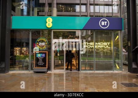 LONDON – 02. DEZEMBER 2025: Ein Eingang für die Einzelhandelsgeschäfte von Braham E1 – EE und BT am Hauptsitz der BT Group in der Braham Street Stockfoto