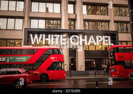 LONDON - 29. OKTOBER 2025: Whitechapel - Whitechapel Building mit roten Doppeldeckerbussen an regnerischen Tagen Stockfoto