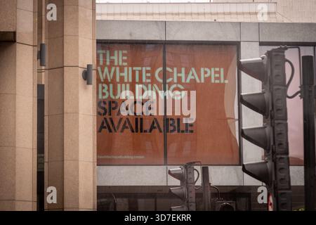 LONDON - 29. OKTOBER 2025: Whitechapel - Whitechapel Building brutalistischer Büroblock Stockfoto