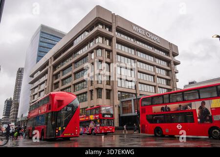 LONDON - 29. OKTOBER 2025: Whitechapel - Whitechapel Building mit roten Doppeldeckerbussen an regnerischen Tagen Stockfoto