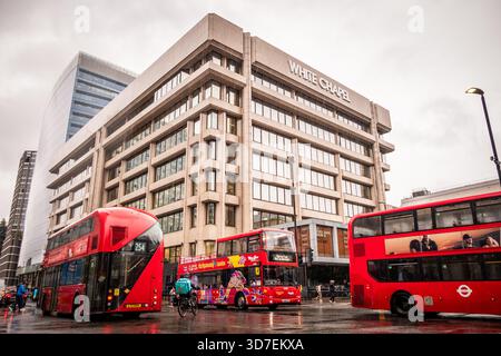 LONDON - 29. OKTOBER 2025: Whitechapel - Whitechapel Building mit roten Doppeldeckerbussen an regnerischen Tagen Stockfoto