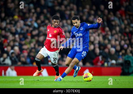 Manchester, Großbritannien. November 2025. Everton-Mittelfeldspieler Iliman Ndiaye (10) kämpft am 24. November 2025 gegen Manchester United-Mittelfeldspieler Amad Diallo (16) während des Spiels Manchester United gegen Everton Premier League in Old Trafford, Manchester, England Credit: Phil Duncan/Every Second Media Credit: Every Second Media/Alamy Live News Stockfoto