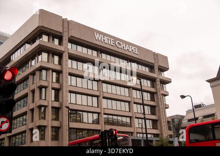 LONDON - 29. OKTOBER 2025: Whitechapel - Whitechapel Building brutalistischer Büroblock Stockfoto