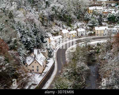 Schneebedeckte Szene mit der A6 Road und Artists Corner mit Bäumen und Häusern im Matlock Bath im Derbyshire Peak District England, Großbritannien. Stockfoto