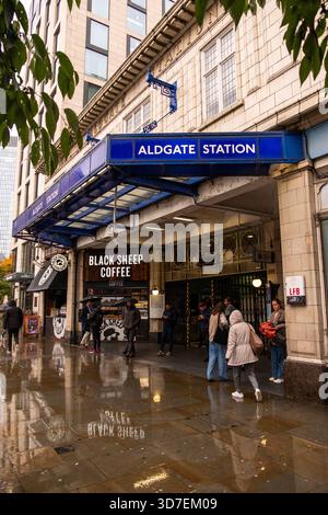 LONDON - 29. OKTOBER 2025: Eingang Aldgate - Aldgate Station mit schwarzem Schafskaffee an regnerischem Tag Stockfoto
