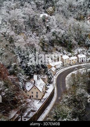 Schneebedeckte Szene mit der A6 Road und Artists Corner mit Bäumen und Häusern im Matlock Bath im Derbyshire Peak District England, Großbritannien. Stockfoto
