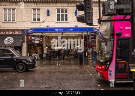 LONDON - 29. OKTOBER 2025: Eingang Aldgate - Aldgate Station mit schwarzem Schafskaffee an regnerischem Tag Stockfoto