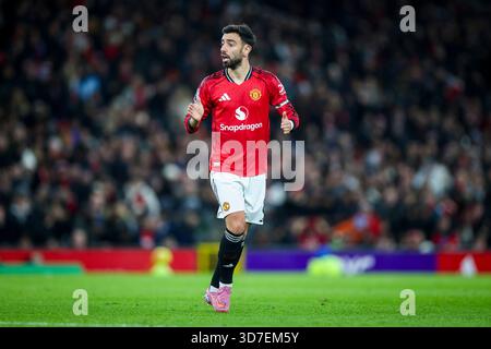 Manchester, Großbritannien. November 2025. Manchester United Mittelfeldspieler Bruno Fernandes (8) reagierte am 24. November 2025 während des Spiels Manchester United gegen Everton Premier League in Old Trafford, Manchester, England Credit: Phil Duncan/Every Second Media Credit: Every Second Media/Alamy Live News Stockfoto