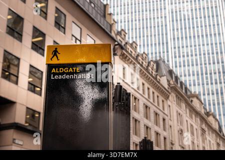 LONDON - 29. OKTOBER 2025: City of London - Aldgate und Leadenhall Street lesbares Londoner Schild am Rainy Day Stockfoto