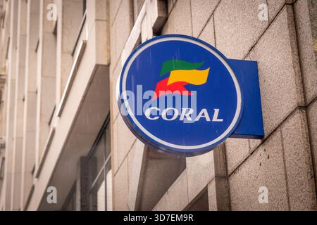 LONDON - 29. OKTOBER 2025: City of London - Schild des Coral Betting Shop auf der Fenchurch Street Stockfoto