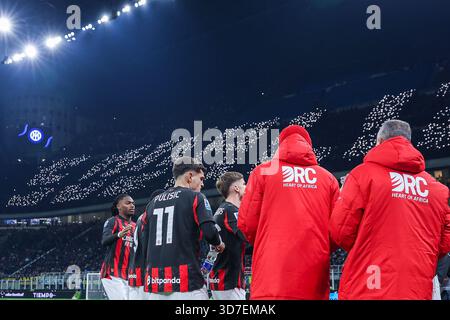Fans des AC Mailand wurden 2025/26 während des Fußballspiels der Serie A zwischen dem FC Internazionale und dem AC Mailand im San Siro Stadion in Mailand gesehen Stockfoto