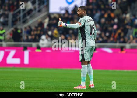 Mike Maignan vom AC Mailand Gesten während des Fußballspiels der Serie A 2025/26 zwischen dem FC Internazionale und dem AC Mailand im San Siro Stadion in Mailand Stockfoto