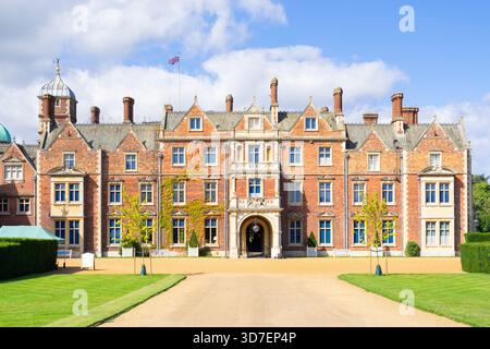 Sandringham House Vordereingang und Einfahrt - dies ist die Heimat der britischen Royal Family Sandringham Estate Norfolk England Großbritannien GB Europa Stockfoto