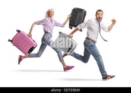 Aufnahme eines Mannes und einer Frau in voller Länge, die mit Koffern auf weißem Hintergrund laufen Stockfoto