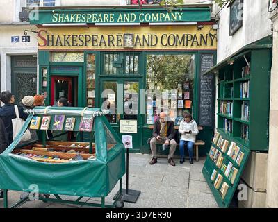 Paris, Frankreich - 29. April 2024: Unbekannte Teilnehmer vor dem englischen Buchladen Shakespeare und der Firma in Paris. Stockfoto