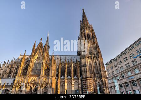 Blick von innen und außen auf den Kölner Dom, einschließlich gotischer Gewölbe, Buntglas, Türme und Kirchenschiff, in Köln, Deutschland. Stockfoto