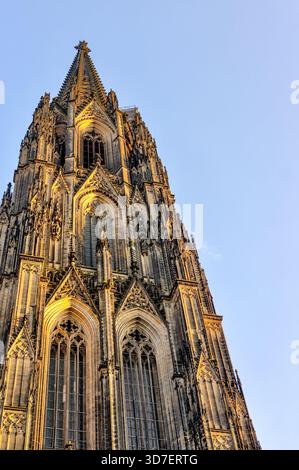 Blick von innen und außen auf den Kölner Dom, einschließlich gotischer Gewölbe, Buntglas, Türme und Kirchenschiff, in Köln, Deutschland. Stockfoto