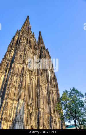 Blick von innen und außen auf den Kölner Dom, einschließlich gotischer Gewölbe, Buntglas, Türme und Kirchenschiff, in Köln, Deutschland. Stockfoto