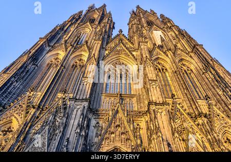 Blick von innen und außen auf den Kölner Dom, einschließlich gotischer Gewölbe, Buntglas, Türme und Kirchenschiff, in Köln, Deutschland. Stockfoto