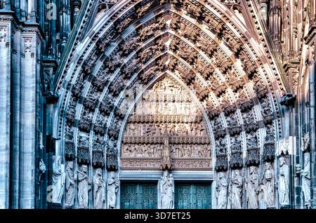 Gotische Skulpturenfiguren in die Fassade des Kölner Doms in Köln. Stockfoto