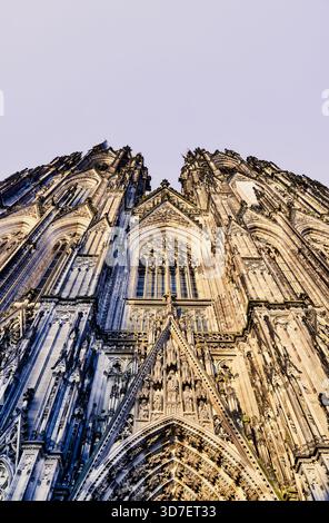 Blick von innen und außen auf den Kölner Dom, einschließlich gotischer Gewölbe, Buntglas, Türme und Kirchenschiff, in Köln, Deutschland. Stockfoto