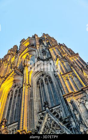 Blick von innen und außen auf den Kölner Dom, einschließlich gotischer Gewölbe, Buntglas, Türme und Kirchenschiff, in Köln, Deutschland. Stockfoto