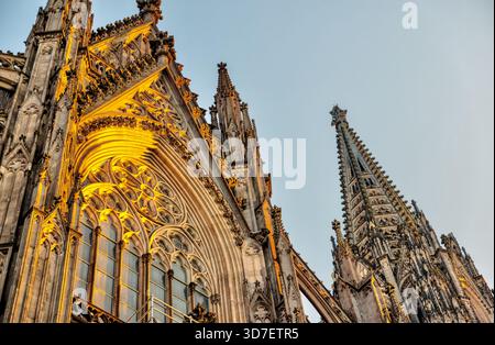 Blick von innen und außen auf den Kölner Dom, einschließlich gotischer Gewölbe, Buntglas, Türme und Kirchenschiff, in Köln, Deutschland. Stockfoto