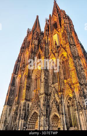 Blick von innen und außen auf den Kölner Dom, einschließlich gotischer Gewölbe, Buntglas, Türme und Kirchenschiff, in Köln, Deutschland. Stockfoto