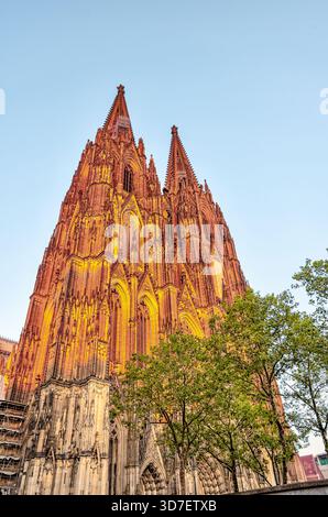 Blick von innen und außen auf den Kölner Dom, einschließlich gotischer Gewölbe, Buntglas, Türme und Kirchenschiff, in Köln, Deutschland. Stockfoto