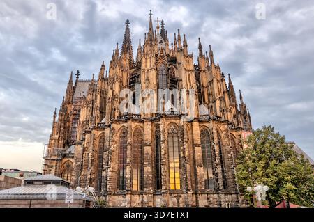 Blick von innen und außen auf den Kölner Dom, einschließlich gotischer Gewölbe, Buntglas, Türme und Kirchenschiff, in Köln, Deutschland. Stockfoto