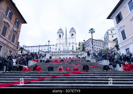 Rom, Italien. November 2025. Eine Aufführung auf der Spanischen Treppe in Rom, organisiert von Telefono Rosa und der National Ballet Company, anlässlich des Internationalen Tages zur Beseitigung der Gewalt gegen Frauen. Quelle: Unabhängige Fotoagentur/Alamy Live News Stockfoto